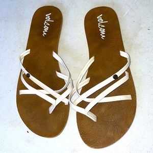 Volcom,White crossover strappy flipflop/sandals Wmns Sz8 - Barely Worn,Like New!